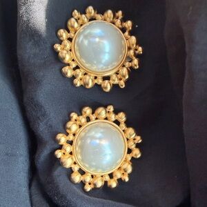 VINTAGE OVERSIZED MATTE GOLD TONE -FAUX PEARL BUTTON CLIP ONS
